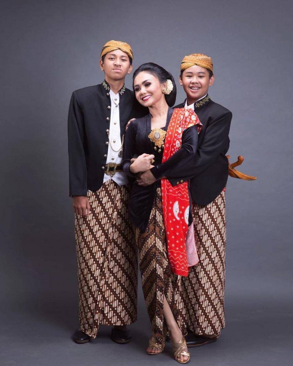 inspirasi gaya kondangan ibu dan anak dengan baju adat (@blekribe via instagram.com/yunishara36)