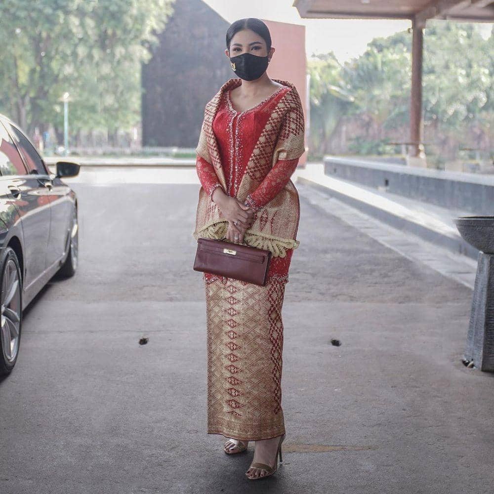 inspirasi kebaya kondangan bergaya formal (instagram.com/nindyayunda)