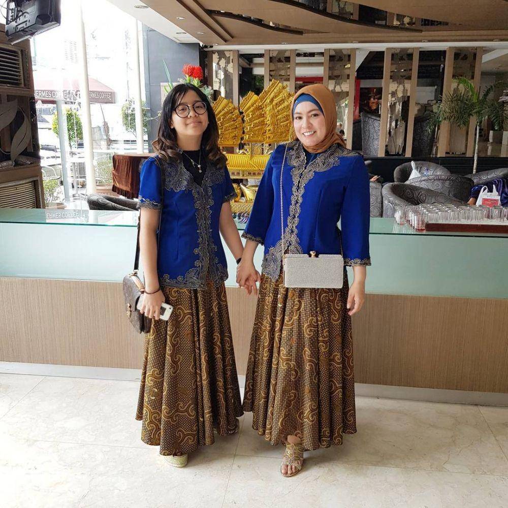 inspirasi gaya kondangan ibu dan anak dengan baju adat (instagram.com/astridkuya)