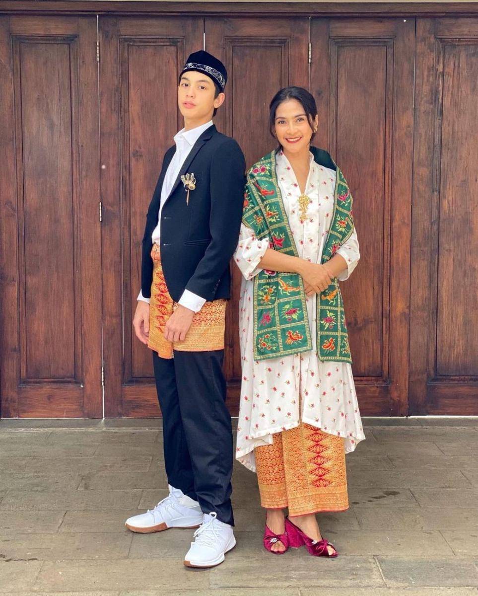 inspirasi gaya kondangan ibu dan anak dengan baju adat (instagram.com/maudykoesnaedi)