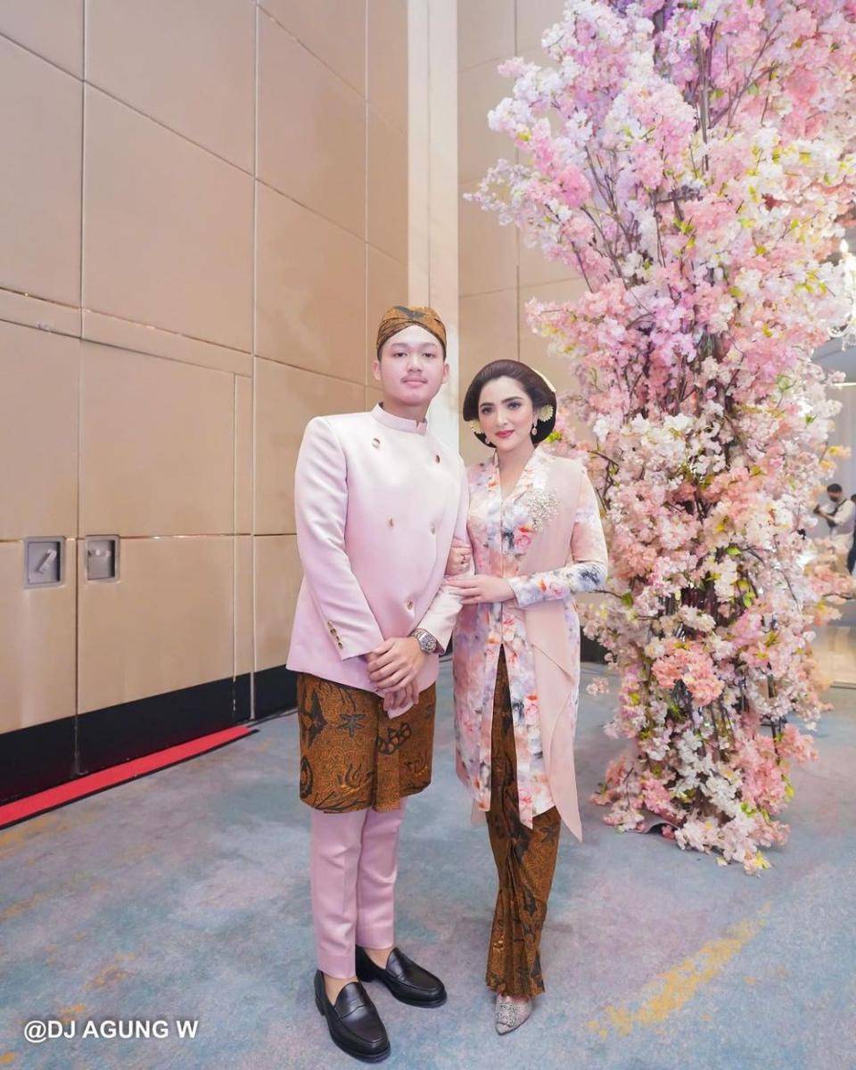 inspirasi gaya kondangan ibu dan anak dengan baju adat (instagram.com/ashanty_ash)