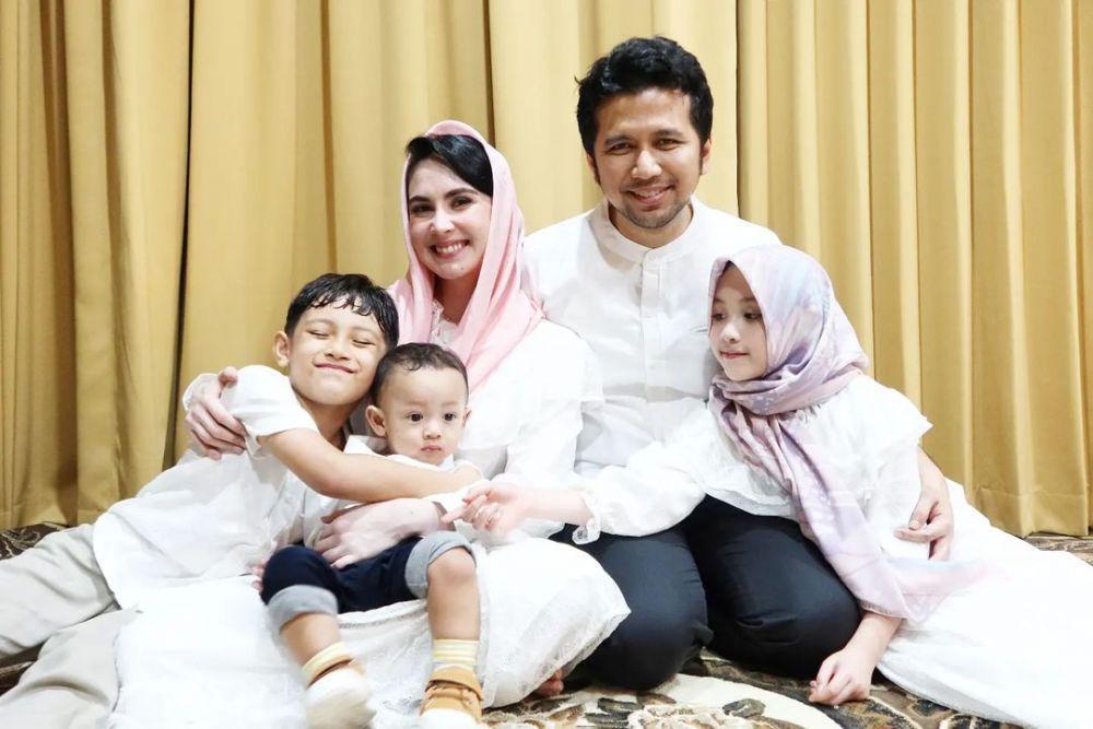 Tinggalkan Ibu Kota, 10 Artis Top Ini Hidup Bahagia dengan Keluarga