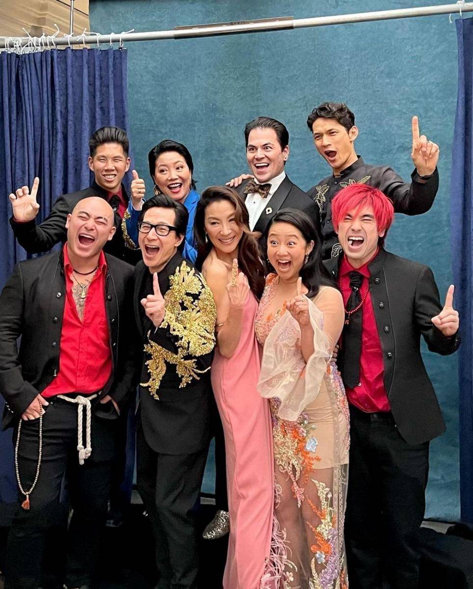 kedekatan pemain Everything Everywhere All at Once di balik layar (instagram.com/michelleyeoh_official)