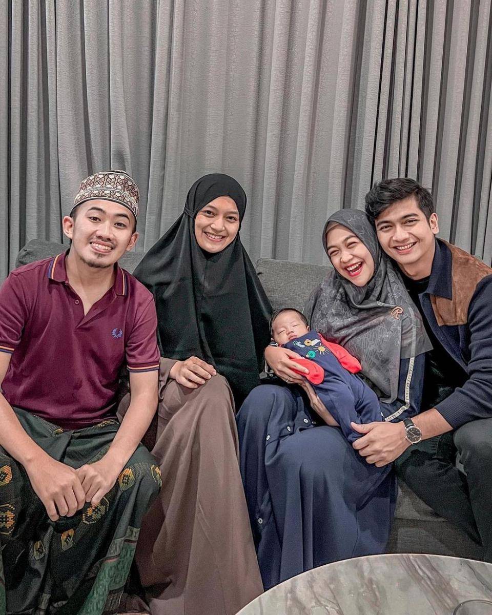 potret Ria Ricis momong bayi artis (instagram.com/riaricis1795)