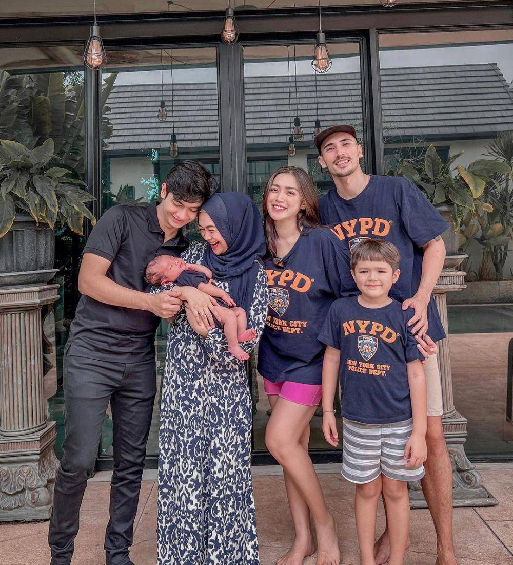 potret Ria Ricis momong bayi artis (instagram.com/riaricis1795)