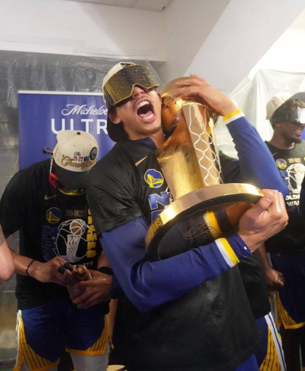 Juan Toscano-Anderson dengan trofi juara NBA (instagram.com/juanojuan10)