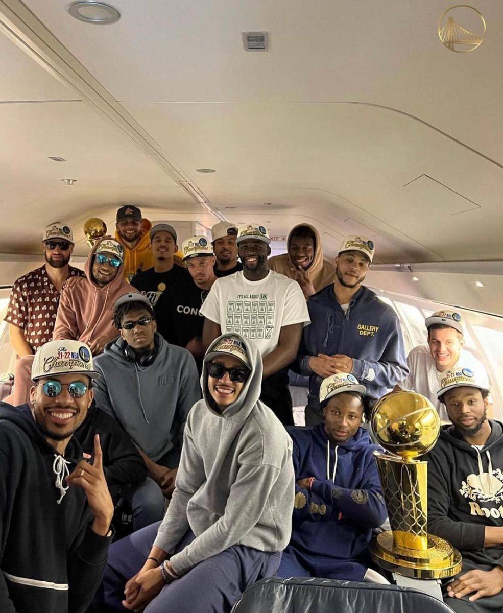 Juan Toscano-Anderson dengan roster juara Golden State Warriors 2022 (instagram.com/juanojuan10)