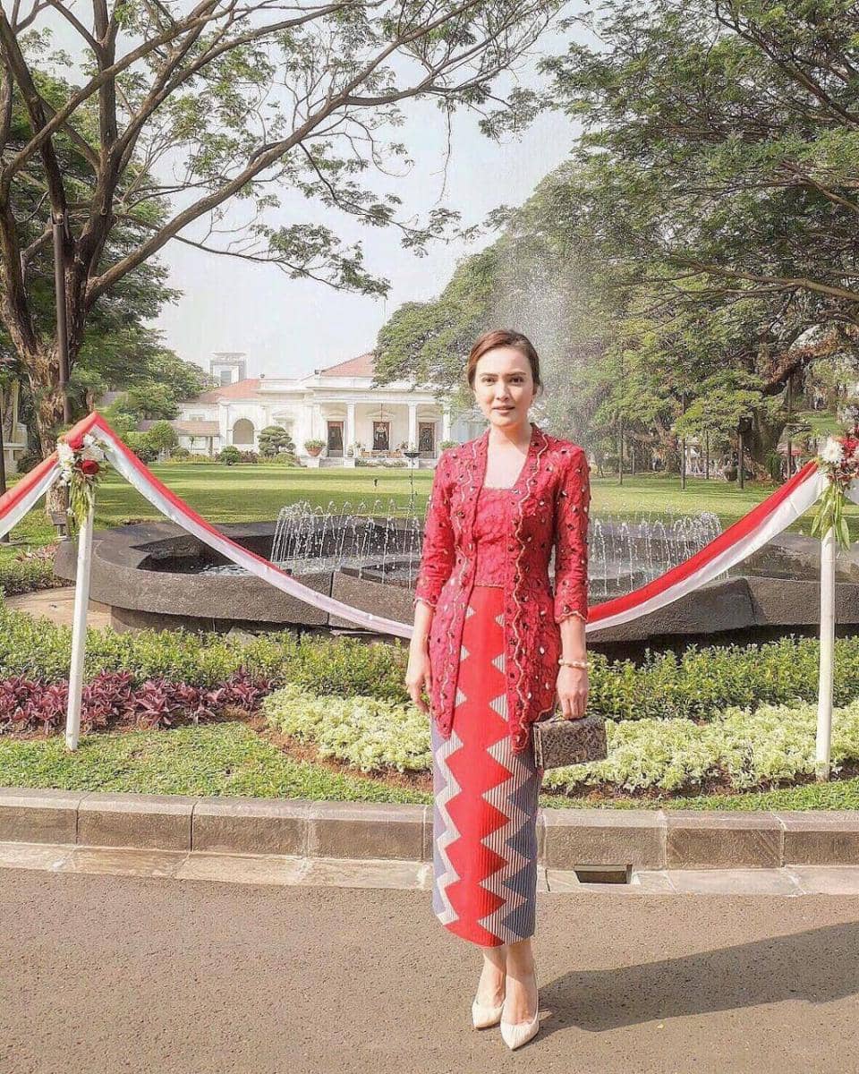 inspirasi kebaya kondangan bergaya formal (instagram.com/shandyaulia)