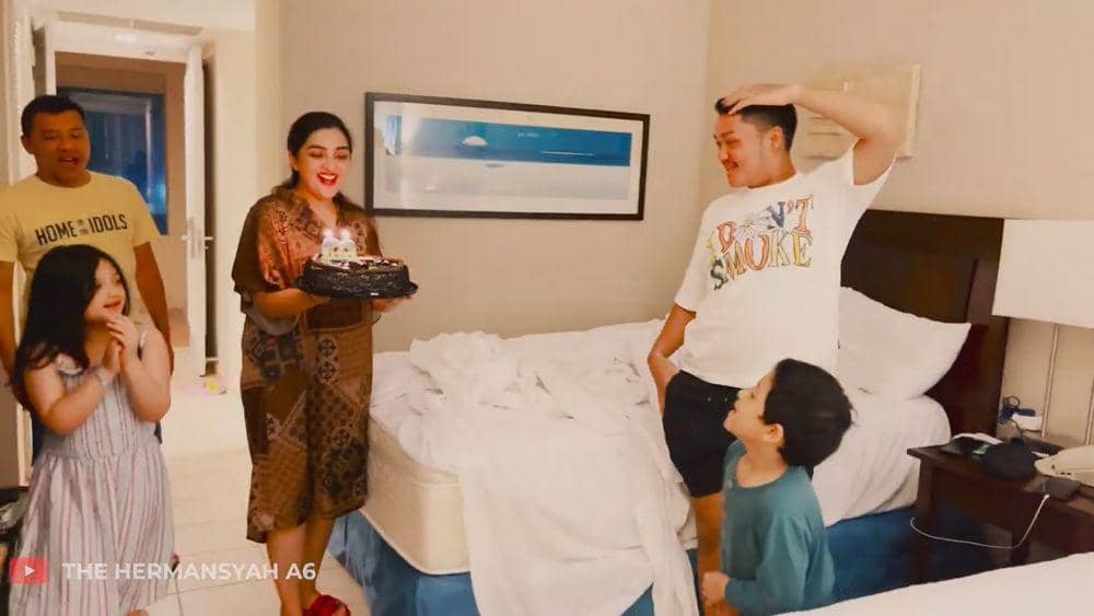 kejutan ultah Azriel Hermanysah (youtube.com/thehermansyaha6world)