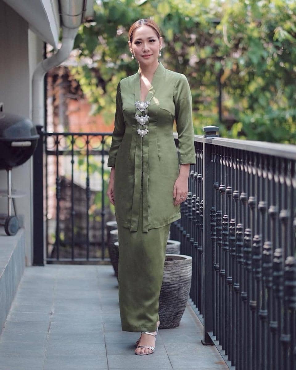 inspirasi kebaya kondangan bergaya formal (instagram.com/bclsinclair)