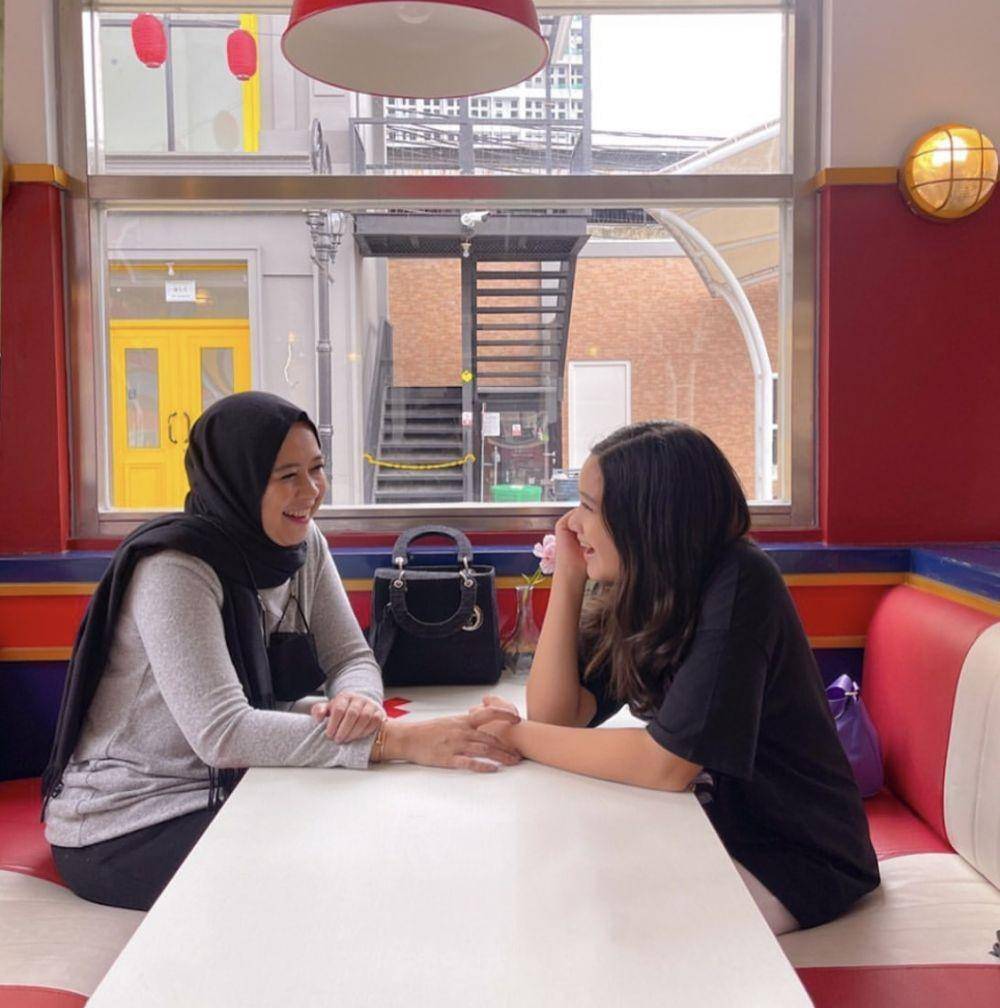 potret kedekatan Naisa Alifia dan mamanya (instagram.com/naisaalifiayuriza)