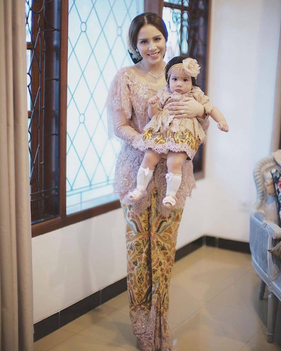 inspirasi gaya kondangan ibu dan anak dengan baju adat (instagram.com/therealmomogeisha)