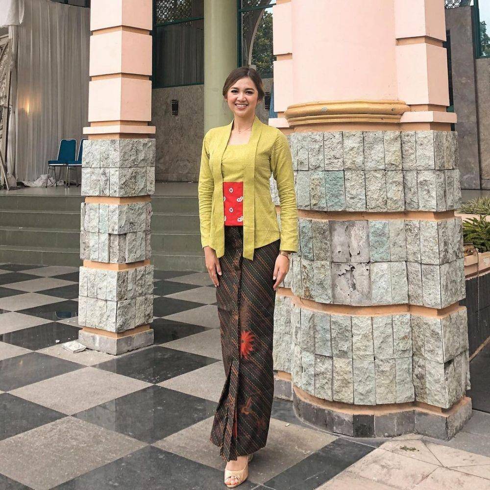 Kebaya katun. (instagram.com/lilyestelita)