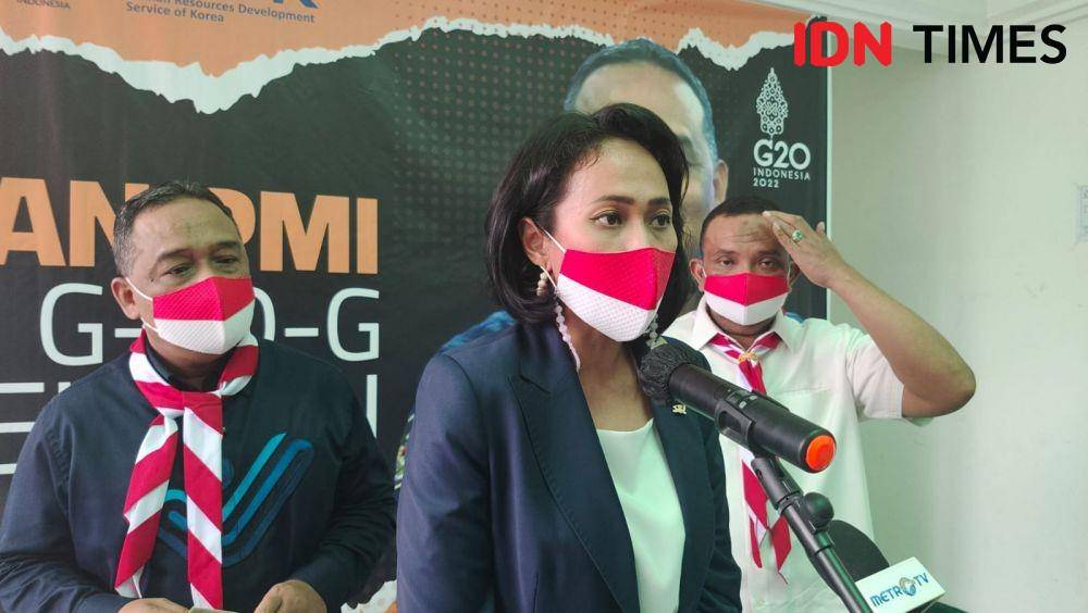 Anggota DPR RI Komisi I, Christina Aryani saat melepas PMI di Graha Insan Cita, Kecamatan Sukmajaya, Kota Depok. (IDNTimes/Dicky)