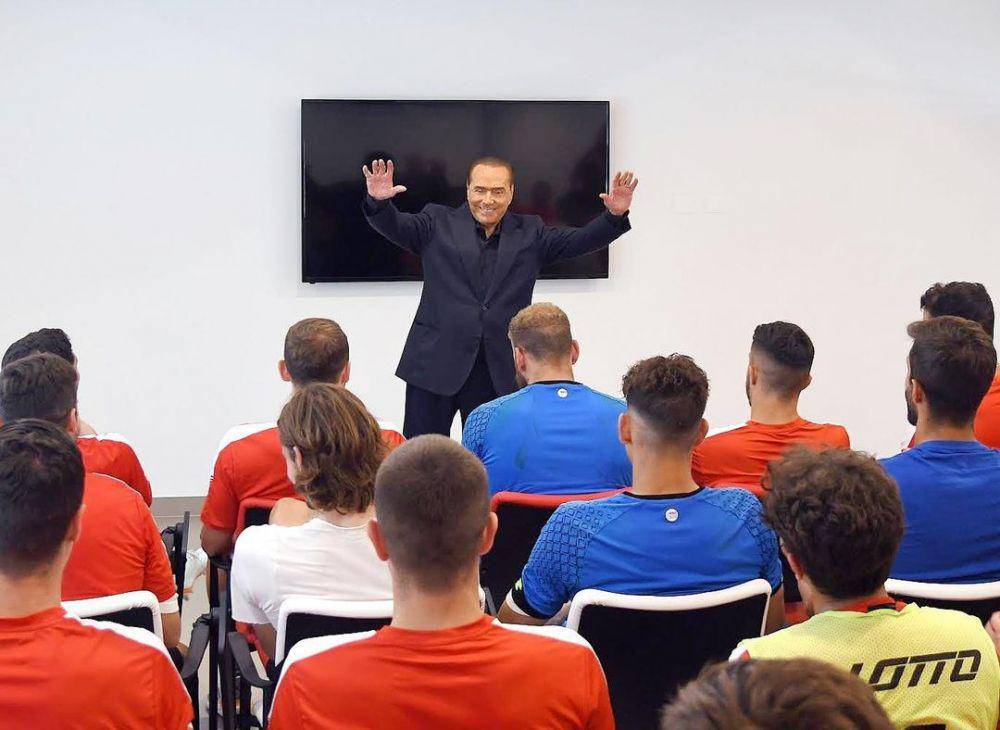 Silvio Berlusconi saat berkunjung ke Centro Sportivo Monzello. (instagram.com/acmonza)