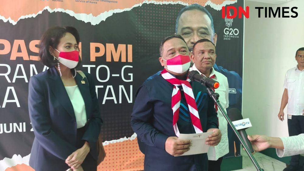 Kepala BP2MI, Benny Rhamdani (tengah) saat pelepesan PMI di Graha Insan Cita, Kecamatan Sukmajaya, Kota Depok. (IDNTimes/Dicky)