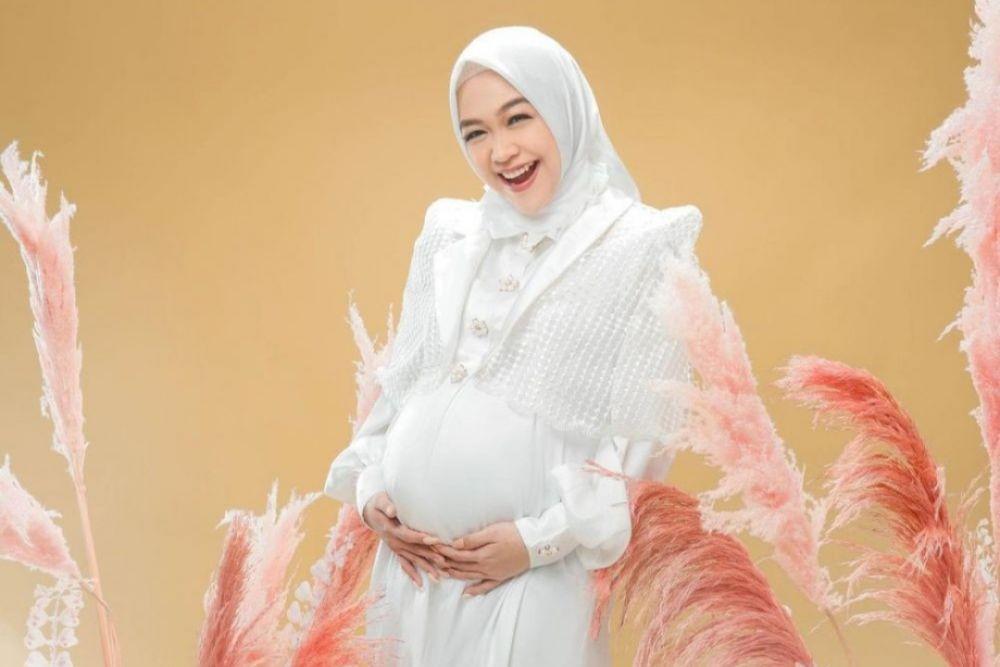 Masuk 8 Bulan, 10 Maternity Shoot Ceria Ria Ricis Bertema Serba Putih