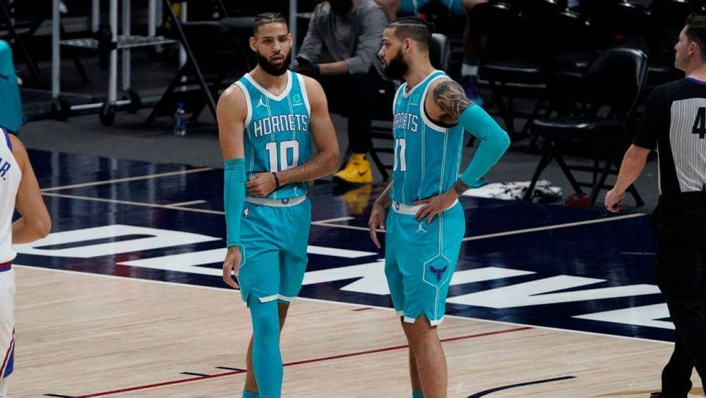 Caleb Martin dan Cody Martin (thesportsrush.com)