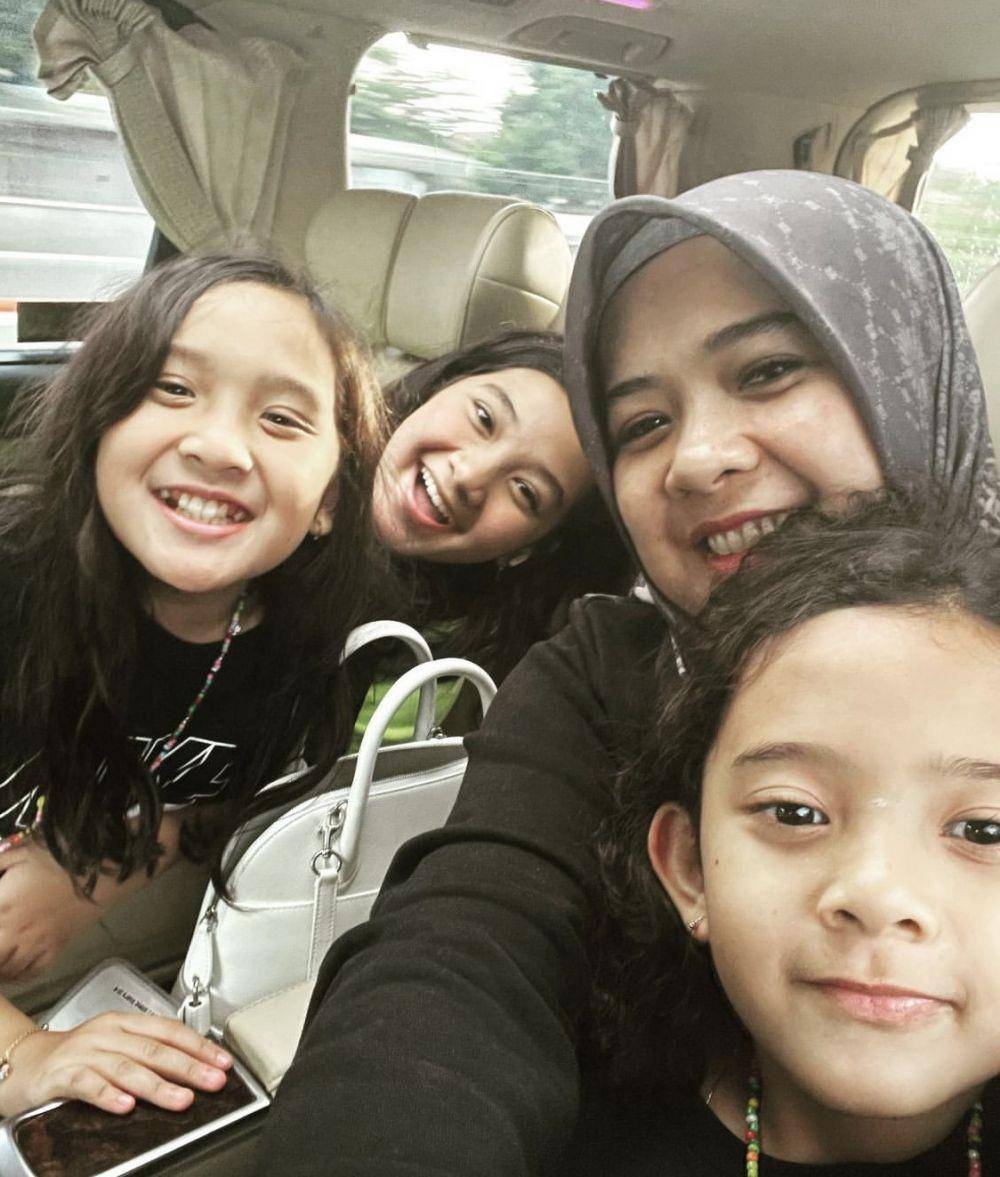 potret kedekatan Naisa dan mamanya (instagram.com/helena_riza)