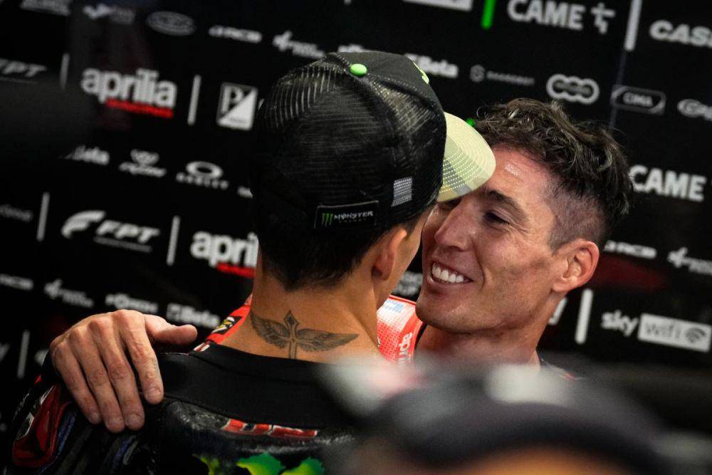 Fabio Quartararo dan Aleix Espargaro berbincang usai balapan GP Belanda 2022. (motogp.com)