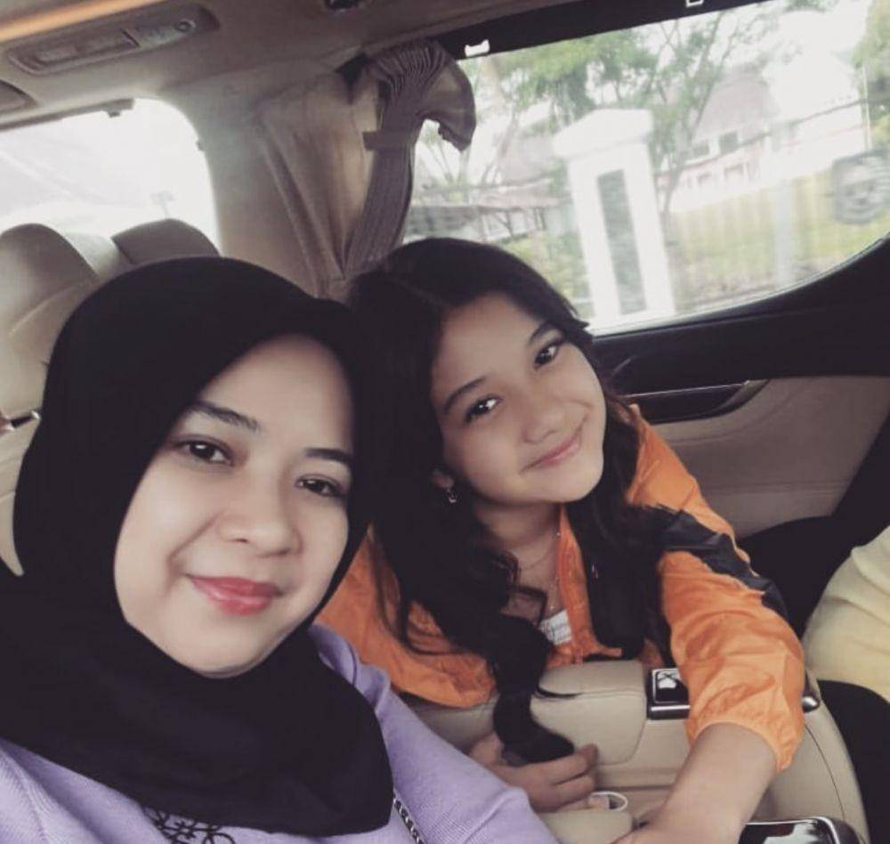 potret kedekatan Naisa Alifia dengan mamanya (instagram.com/helena_riza)