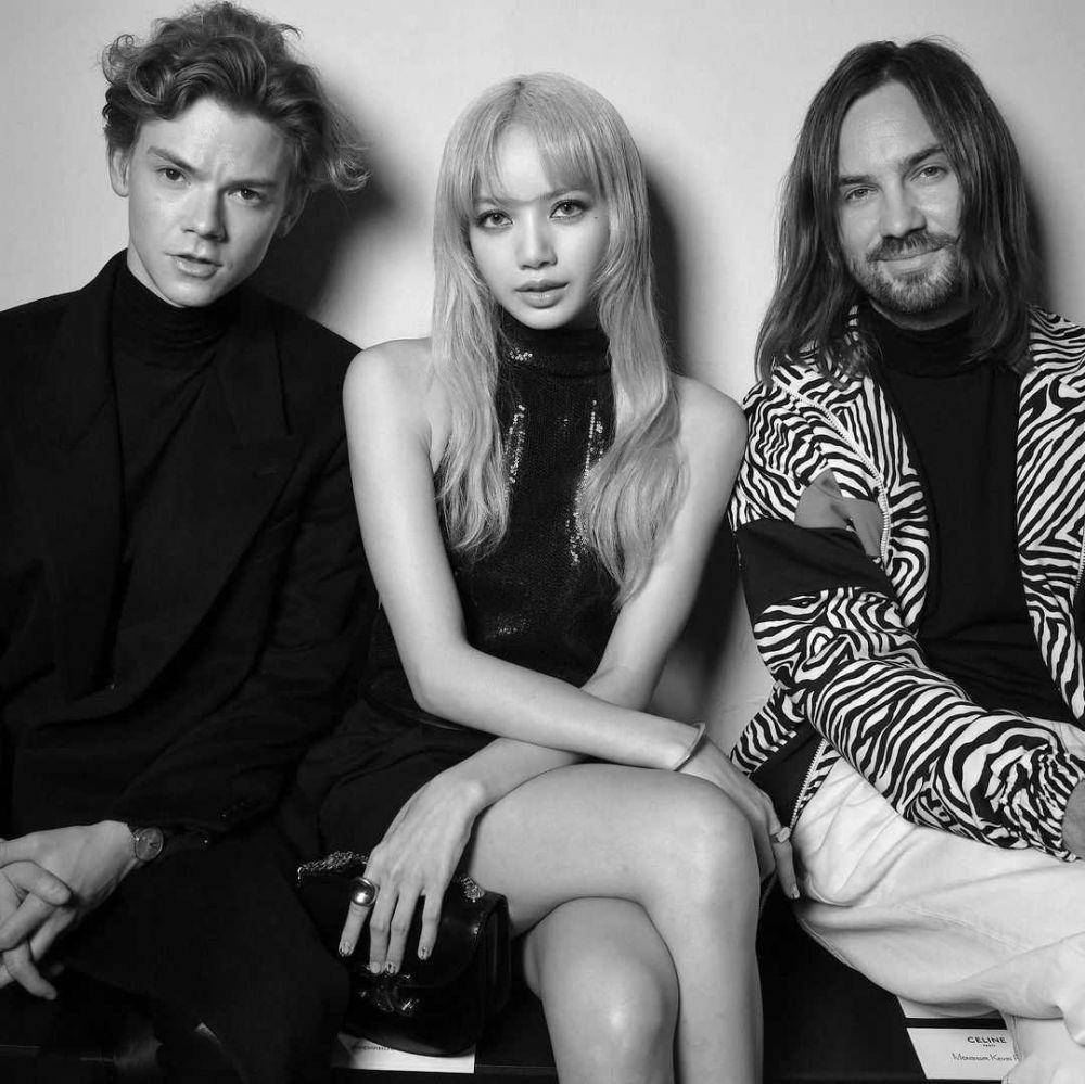 Thomas Sangster, Lisa BLACKPINK, dan Kevin parker di Celine Mens Summer 2023 (instagram.com/hapersbazaarhk)