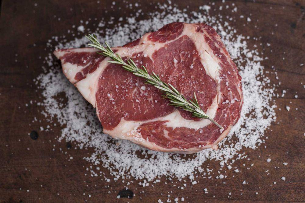 ilustrasi membumbui daging sapi (unsplash.com/@edsonsrdz)