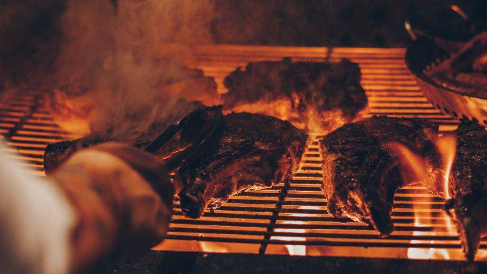 ilustrasi memanggang daging sapi (unsplash.com/@emersonvieira)