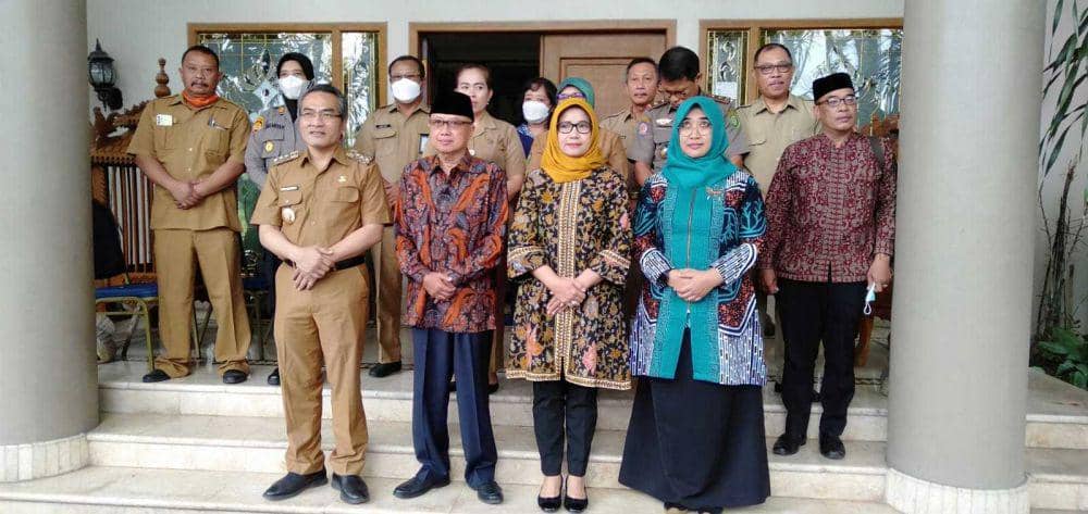 Erna Suharsono(hijab kuning). (IDN Times/Daruwaskita)