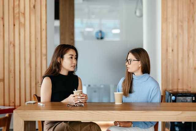 ilustrasi curhat ke teman (pexels.com/Alexander Suhorucov)