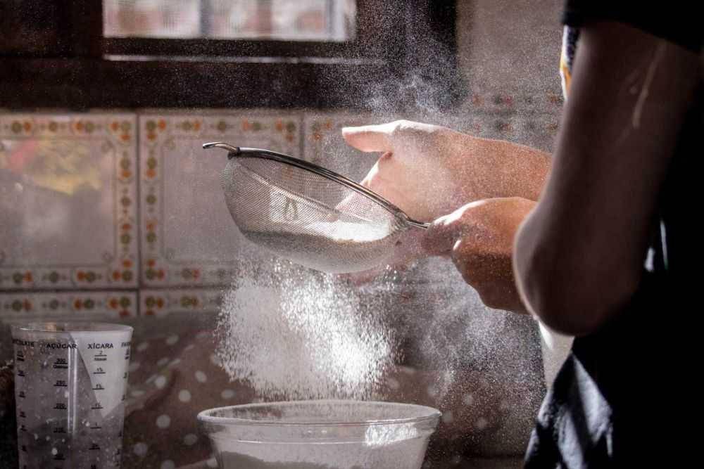 Ilustrasi mengayak tepung (unsplash.com/Sonia Nadales)
