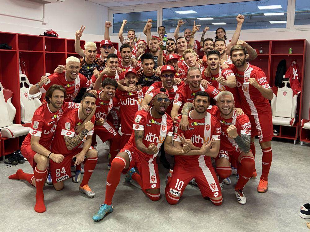Pemain AC Monza ketika merayakan kesuksesan promosi ke Serie A. (twitter.com/ACMonza)