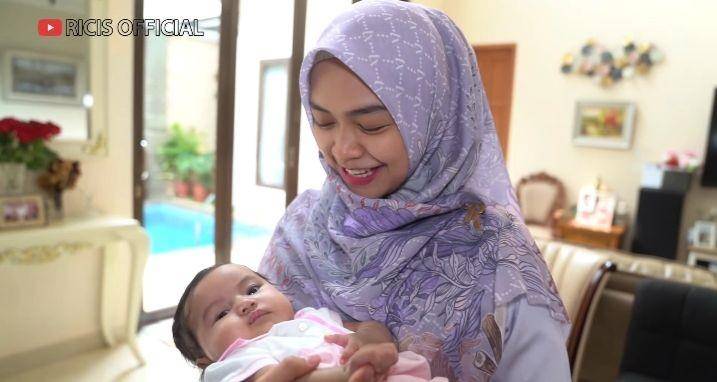 potret Ria Ricis momong bayi artis (youtube.com/Ricis Official)