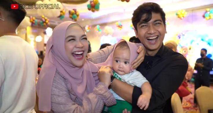 potret Ria Ricis momong bayi artis (youtube.com/Ricis Official)