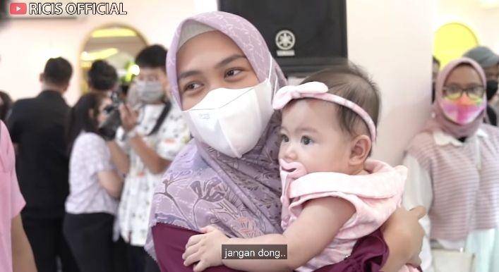 potret Ria Ricis momong bayi artis (youtube.com/Ricis Official)
