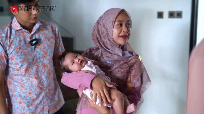 potret Ria Ricis momong bayi artis (youtube.com/Ricis Official)
