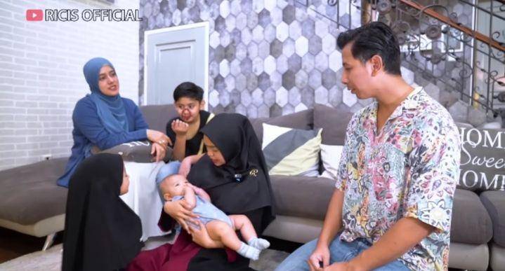 potret Ria Ricis momong bayi artis (youtube.com/Ricis Official)