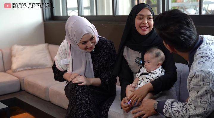 potret Ria Ricis momong bayi artis (youtube.com/Ricis Official)
