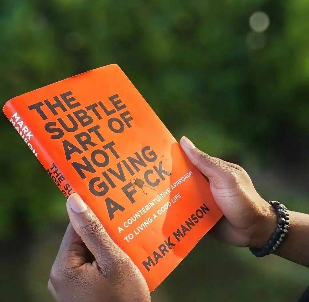 Buku The Subtle Art of Not Giving a Fuck (instagram.com/brainboostreading)