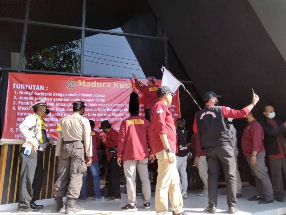 Ormas Madura Geruduk Holywings Surabaya, Minta Izin Dicabut