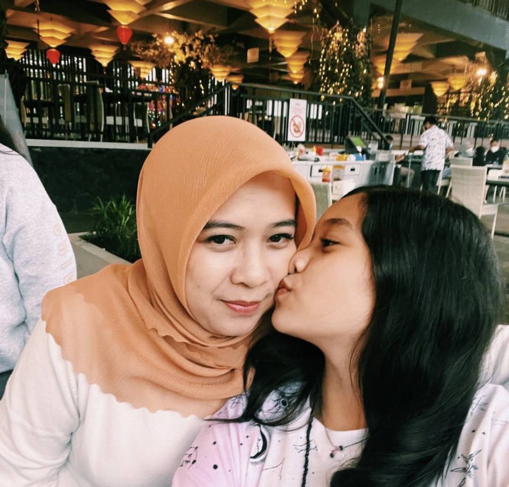 momen kedekatan Naisa Alifia dan mamanya (instagram.com/helena_riza)