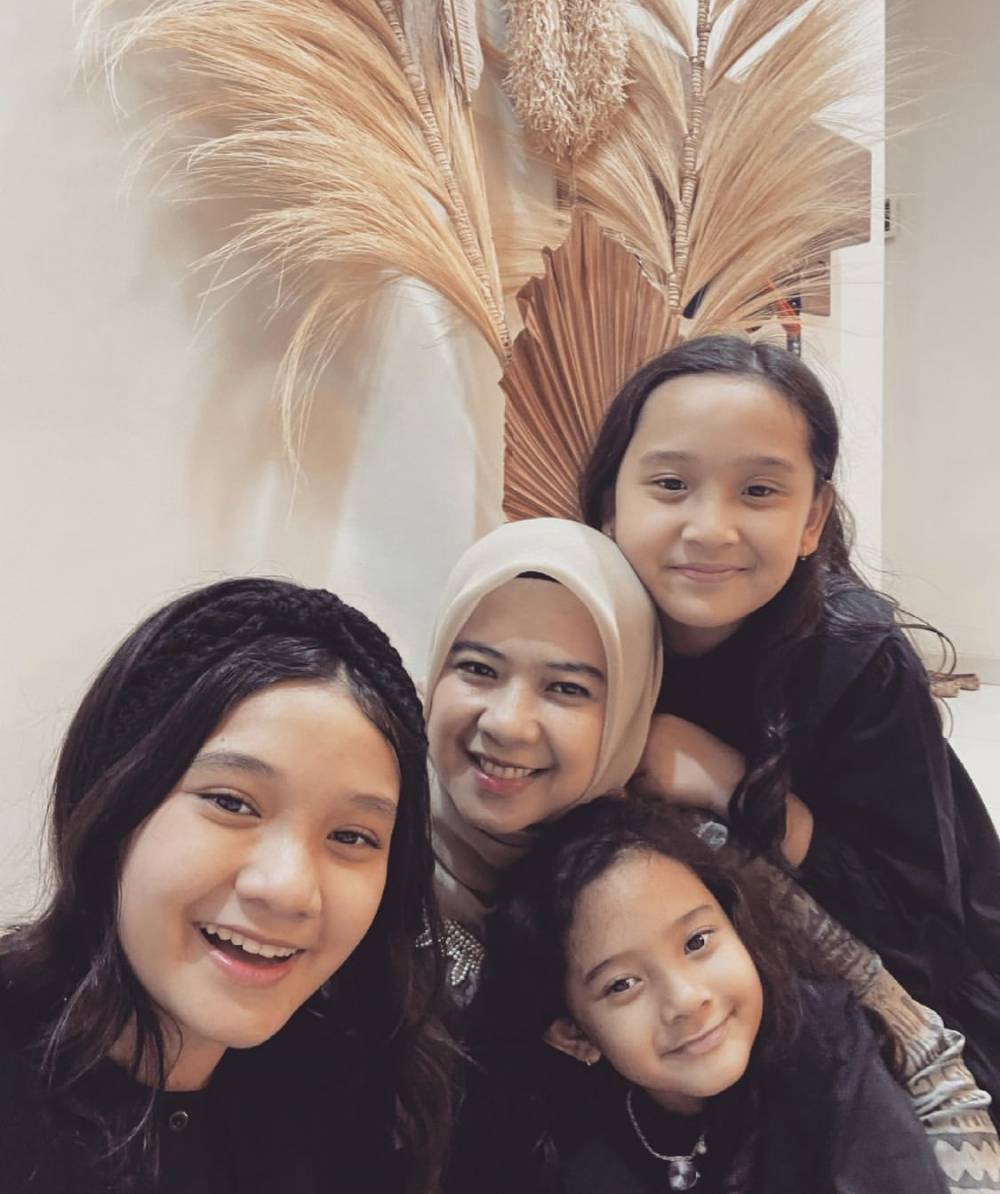 momen kedekatan Naisa Alifia dan mamanya (instagram.com/helena_riza)