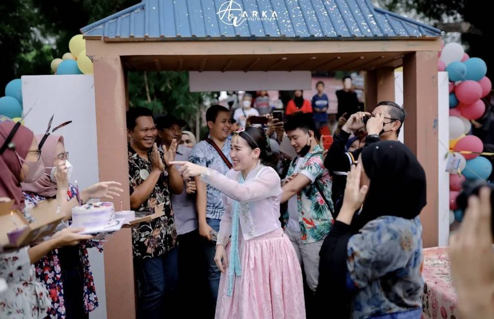 potret kejutan ulang tahun Ayu Ting Ting dari Syifa adiknya (@arka_photographyy via instagram.com/ayutingting92)