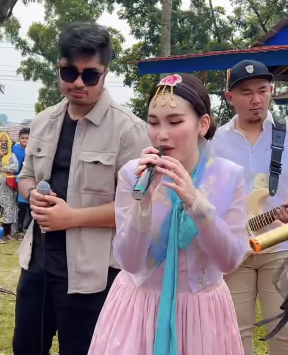 potret kejutan ulang tahun Ayu Ting Ting dari Syifa adiknya (instagram.com/mom_ayting92_)