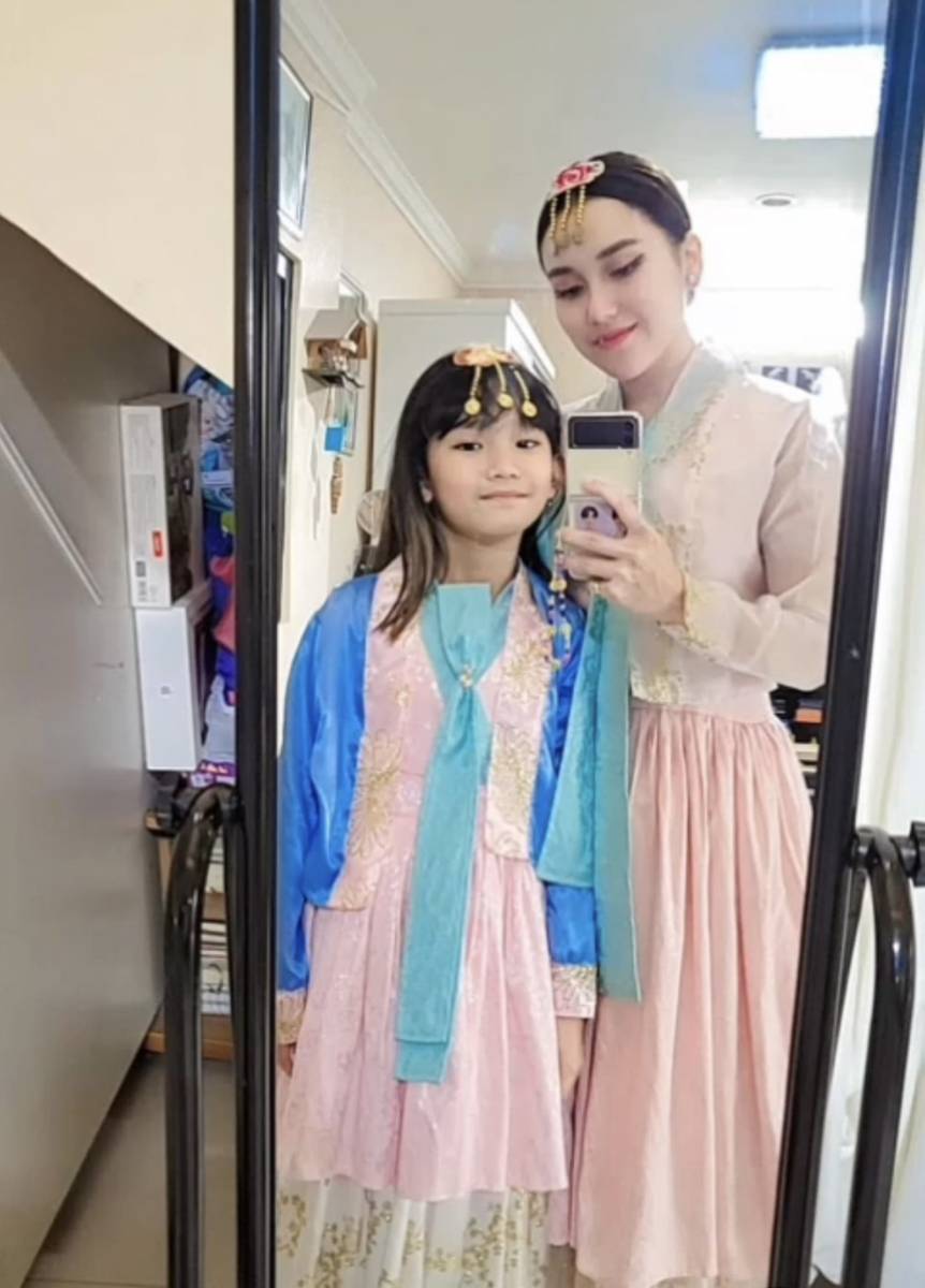 potret Ayu Ting Ting dan Bilqis pakai hanbok (instagram.com/ayurosmalinaofficial)