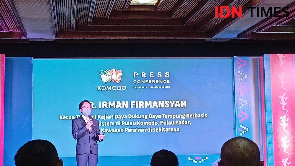 Kepala Kajian Daya Tampung Daya Dukung Taman Nasional Komodo Irman Firmansyah pada konferensi pers yang digelar di Gedung Manggala Wanabakti, Senin (27/6/2022). (IDN Times/Siti Nurhaliza).