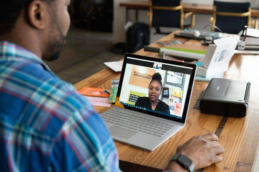 ilustrasi orang ikut kelas online (unsplash.com/LinkedIn Sales Solution)
