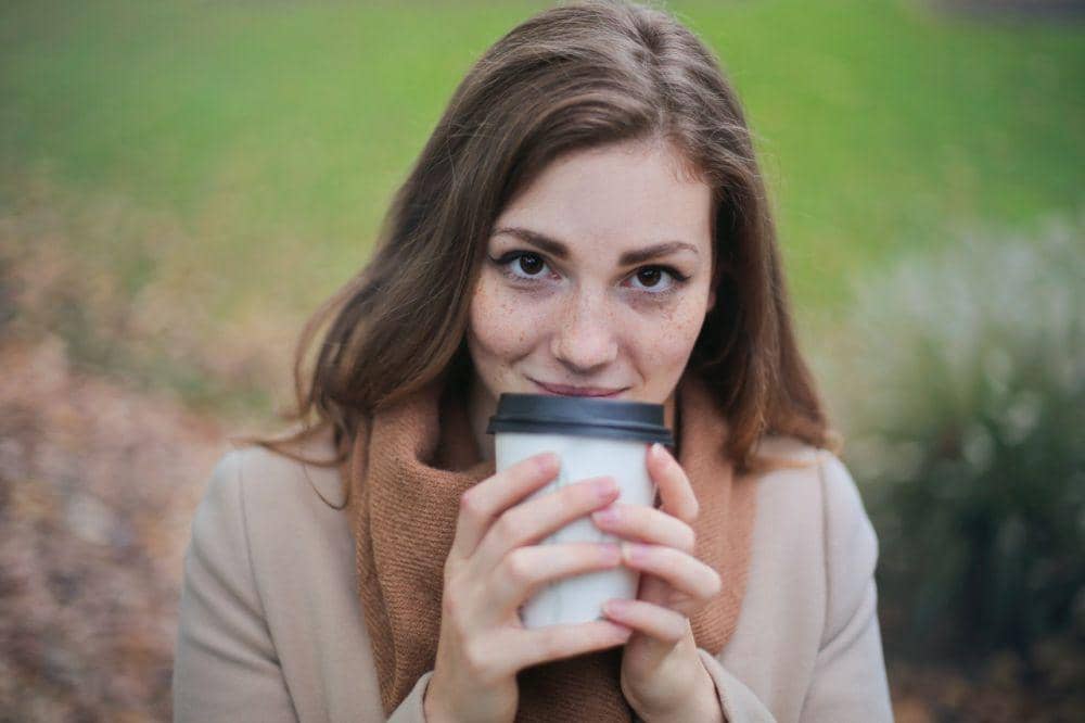 ilustrasi perempuan minum kopi (pexels.com/Andrea Piacquadio)