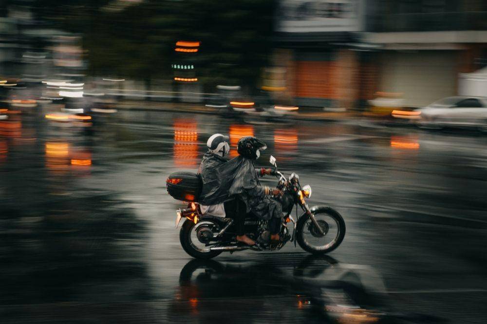 Ilustrasi mengendarai motor di jalan licing dengan kecepatan tinggi (pexels.com/Pew Nguyen)