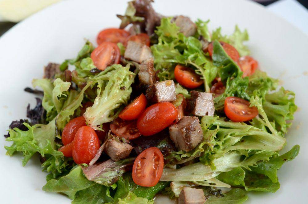 ilustrasi salad daging sapi panggang (pexels.com/Ronmar Lacamiento)